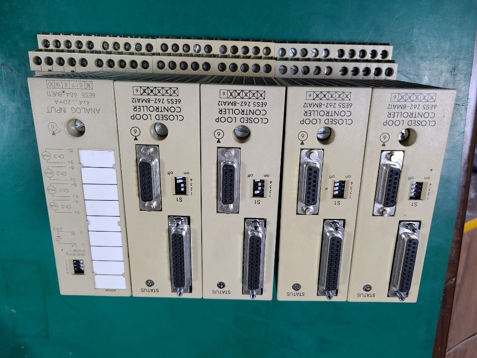 PLC SIEMENS CLOSED LOOP CONTROLLER 6ES5 262 8MA12 (중고)