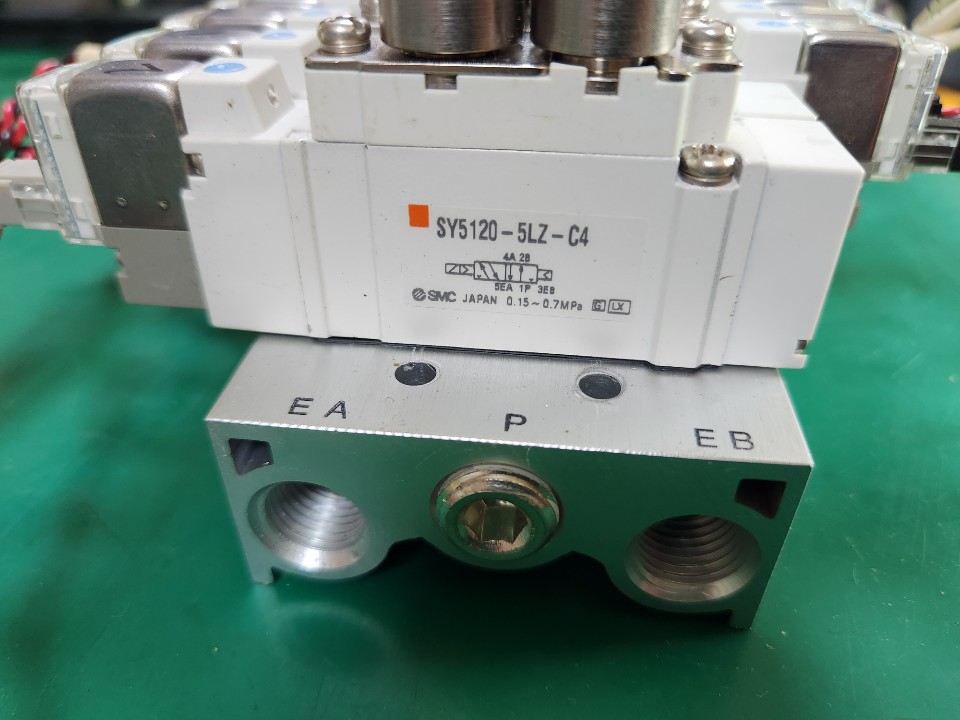 SMC SOLENOID VALVE SY5120-5LZ (2EA) SY5220-5LZ (7EA) + SY552-5LZ (1EA) 솔벨브 (중고)