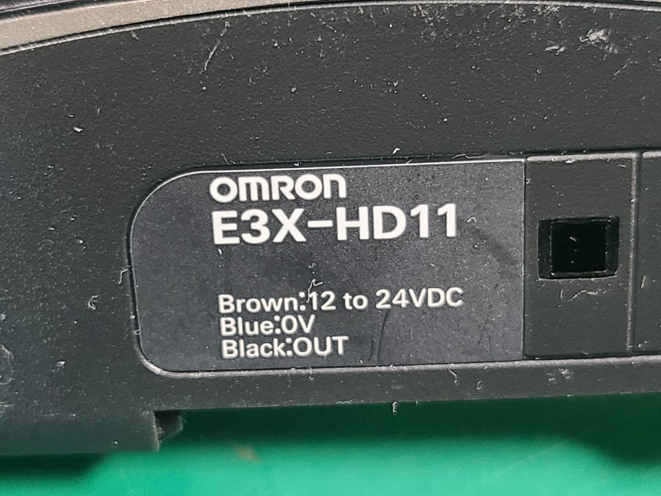OMRON 오므론 E3X-HD11 지널 광전 스위치 2M 센서 앰프 (중고)