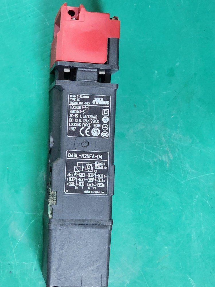 OMRON  SAFETY DOOR SWITCH   D4SL-N2NFA-D4  옴론 도어 안전 스위치 (중고)