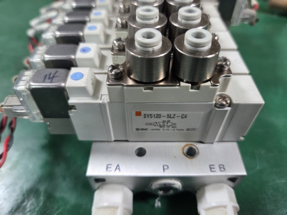 SMC SOLENOID VALVE SY5120-5LZ-C4 + SY5220-5LZ-C6 (중고) 솔레노이드 밸브