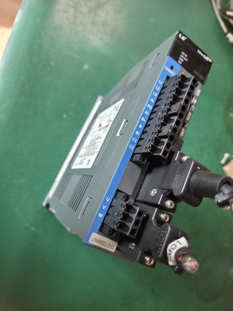 LS SERVO DRIVE L7NHA002U-EV02 (중고)